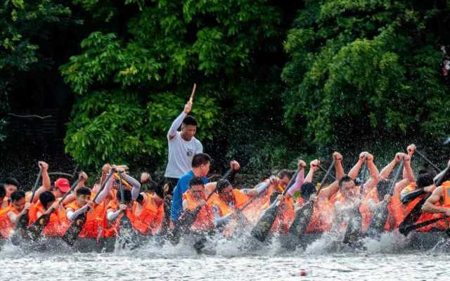 2022年長沙街道端午節(jié)龍舟巡游活動，鄉(xiāng)親們在蒼江上飛槳逐浪、奮勇爭先
