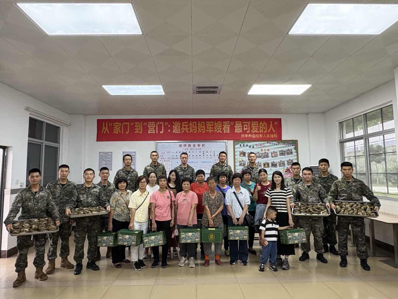 從“家門”到“營門”：邀兵媽媽軍嫂看“最可愛的人”